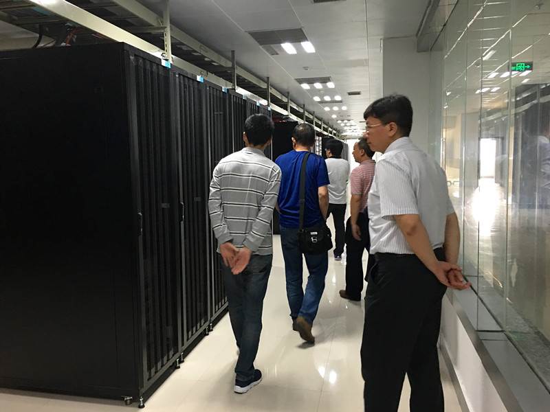 參觀(guān)機房_副本.jpg